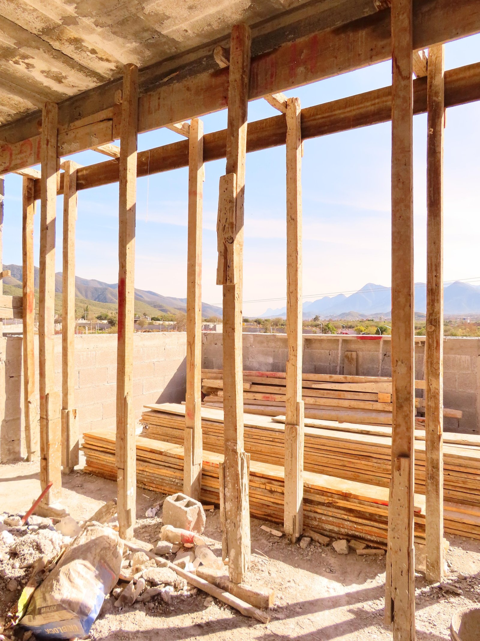 Estructura en obra de SC Arquitectos con vista a la sierra